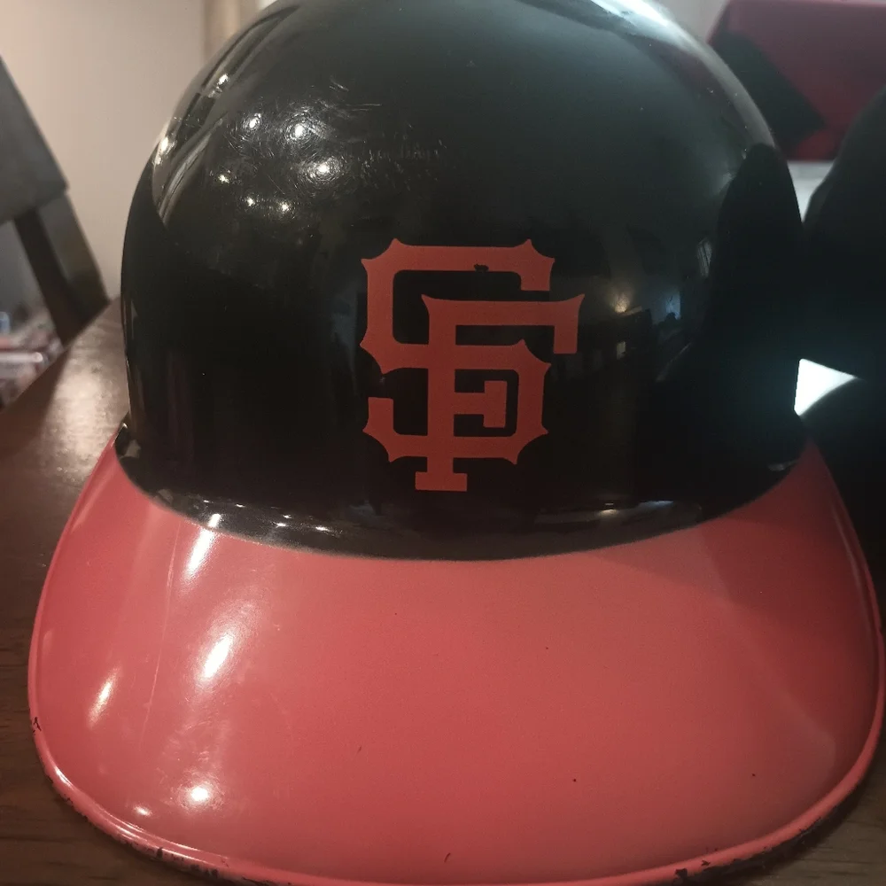 San Francisco Giants New Era Baseball Cap with retro collectible batting helmet.
